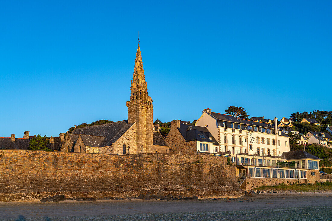 Kirche St. Michel in Saint-Michel-en-Grève, Bretagne, Frankreich 