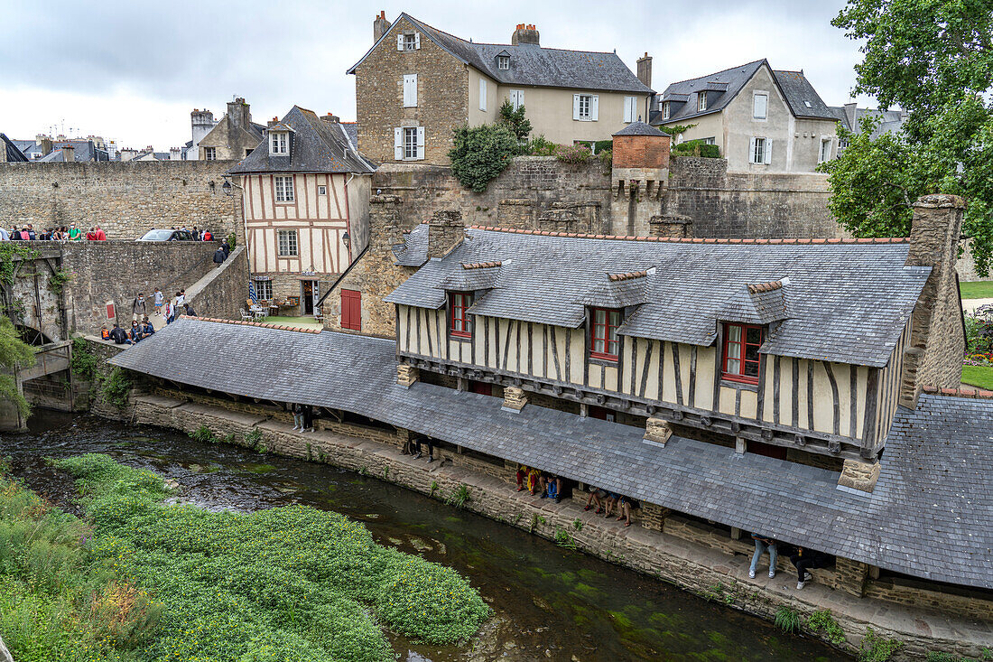 Altes Waschhaus am Fluss La Marle vor der Stadtmauer in Vannes, Bretagne, Frankreich 