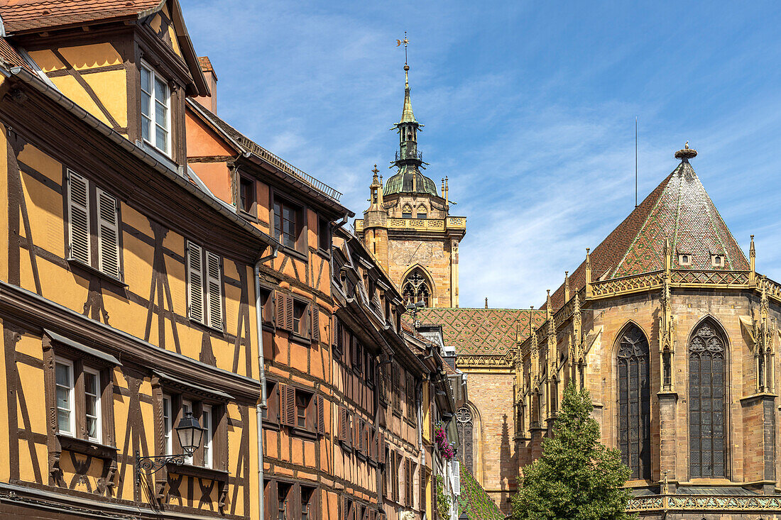 Fachwerkhäuser und das Martinsmünster in Colmar, Elsass, Frankreich  