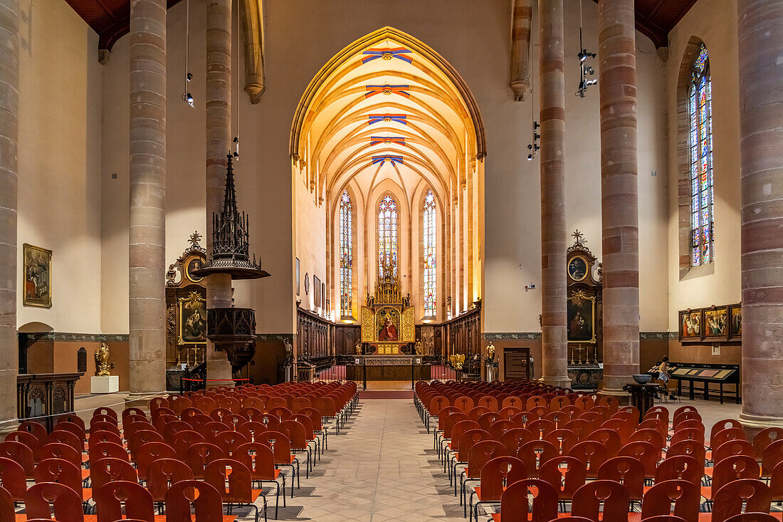 Innenraum der Dominikanerkirche in Colmar, Elsass, Frankreich  