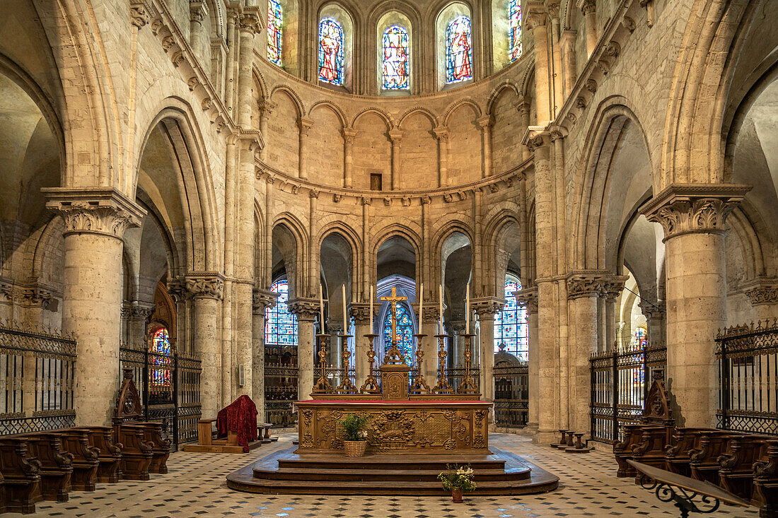 Innenraum der Kirche Saint-Nicolas, Blois, Frankreich  