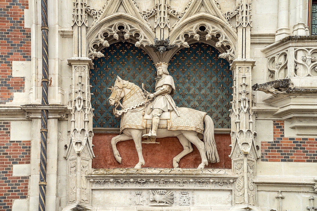 Reiterstandbild Ludwigs XII. über dem Portal des Schloss Blois Château Royal de Bloiss, Blois, Frankreich 