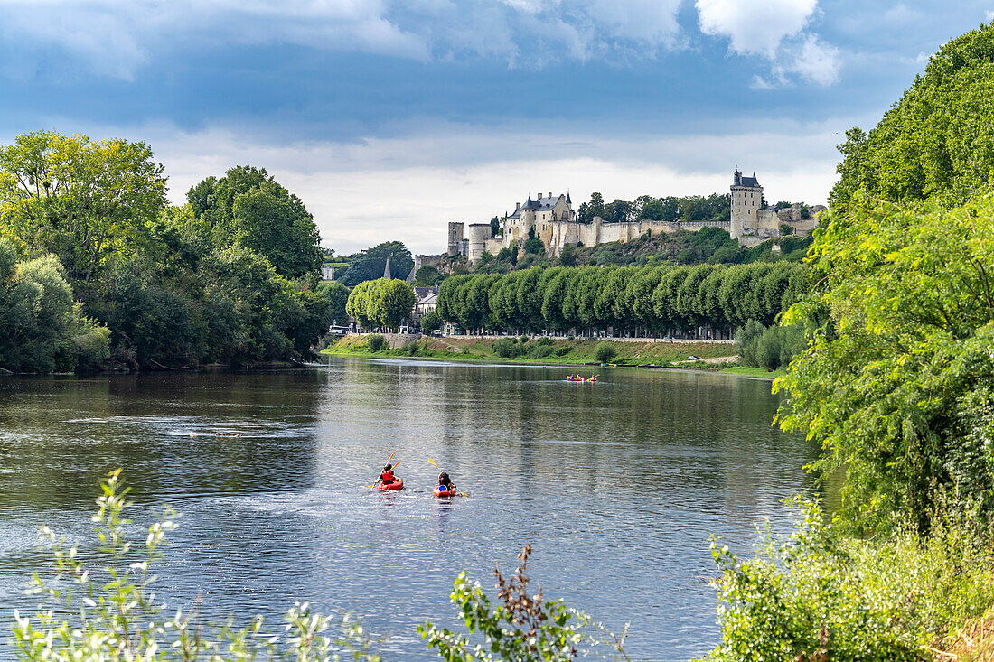 Kayaks auf dem Fluss Vienne vor Chinon mit der Burg, Frankreich 