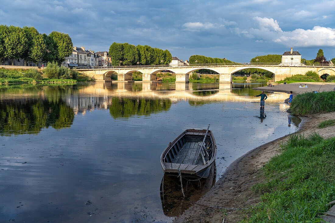 Brücke über den Fluss Vienne, Chinon, Frankreich