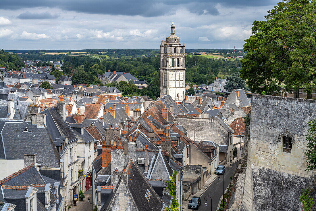 Tour Saint-Antoine und die Dächer von Loches, Loire-Tal, Frankreich  