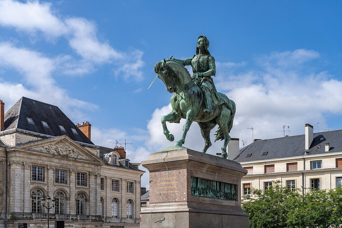 Reiterstandbild Jeanne d’Arc auf dem Platz Place du Martroi, Orleans, Frankreich