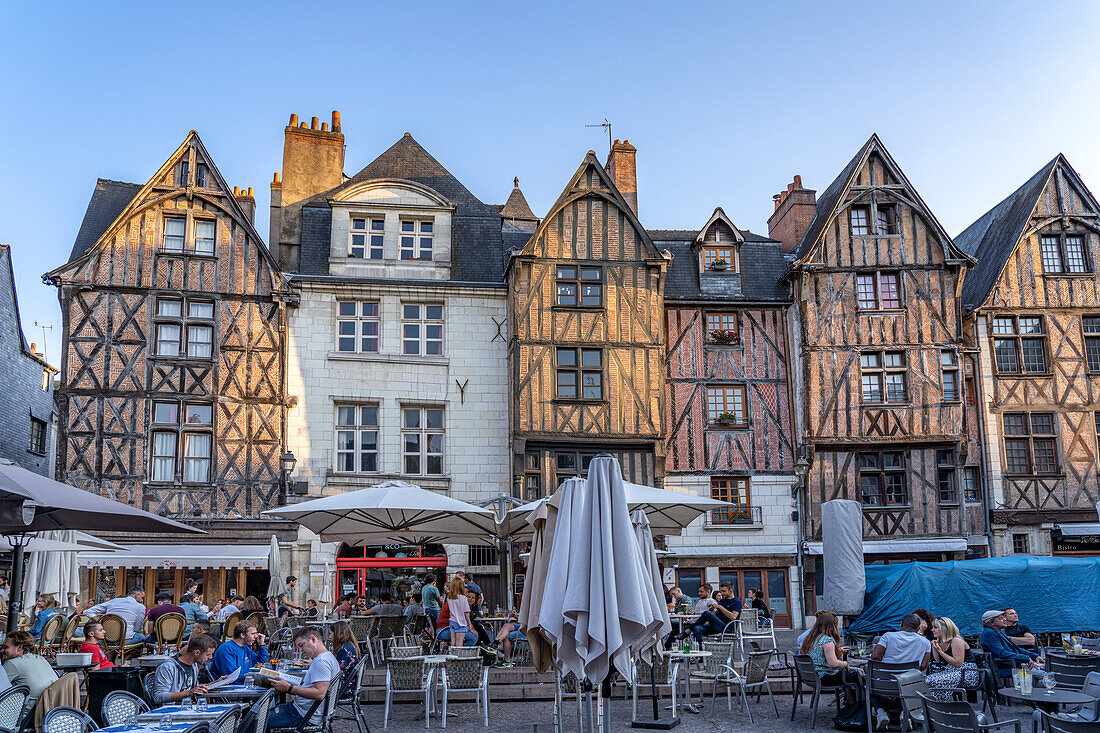 Mittelalterliche Gebäude und voll besetzte Restaurants auf dem zentralen Platz Place Plumereau, Tours, Loiretal, Frankreich