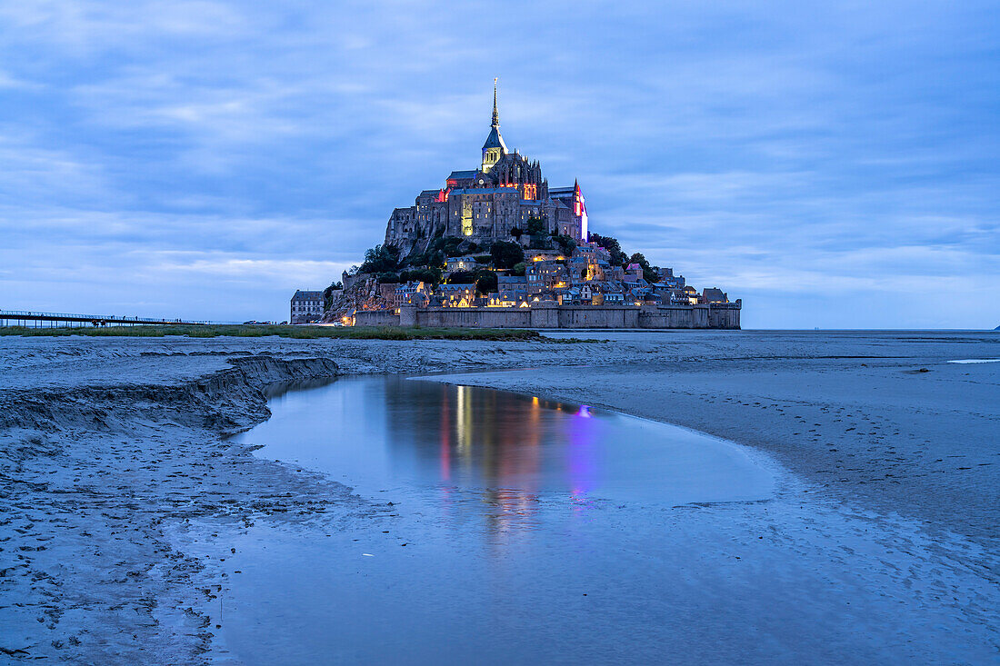 Der Klosterberg Mont Saint-Michel in der Abenddämmerung, Le Mont-Saint-Michel, Normandie, Frankreich