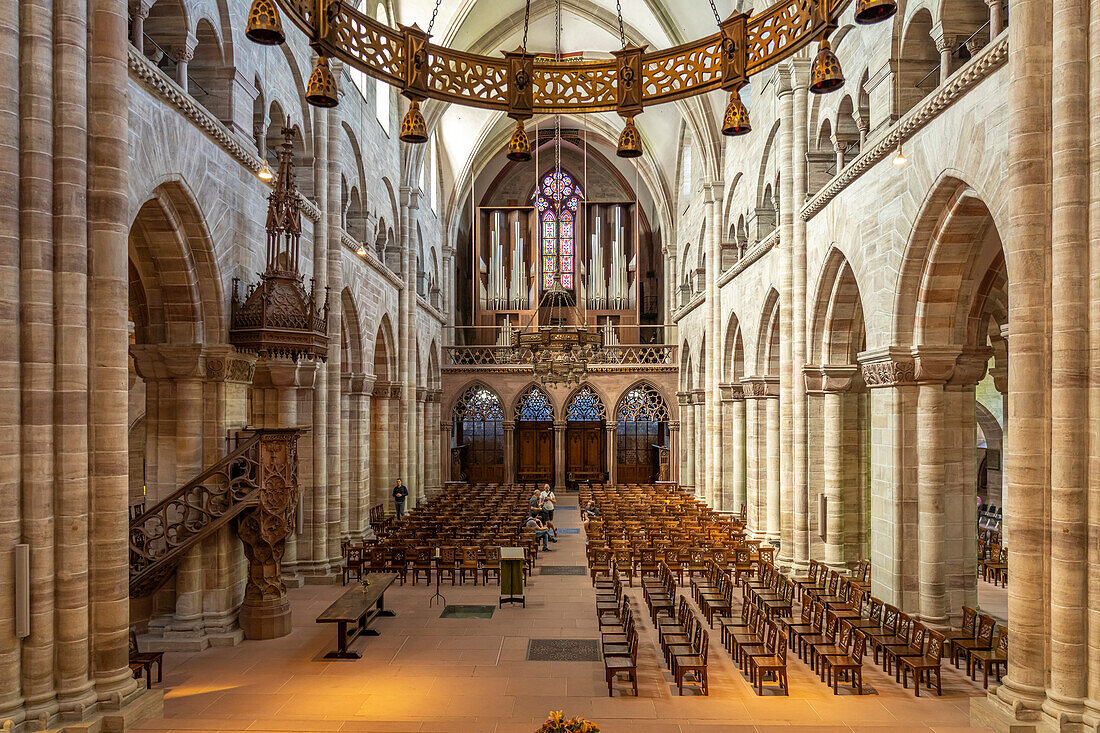 Innenraum und Orgel des Basler Münster in Basel, Schweiz, Europa