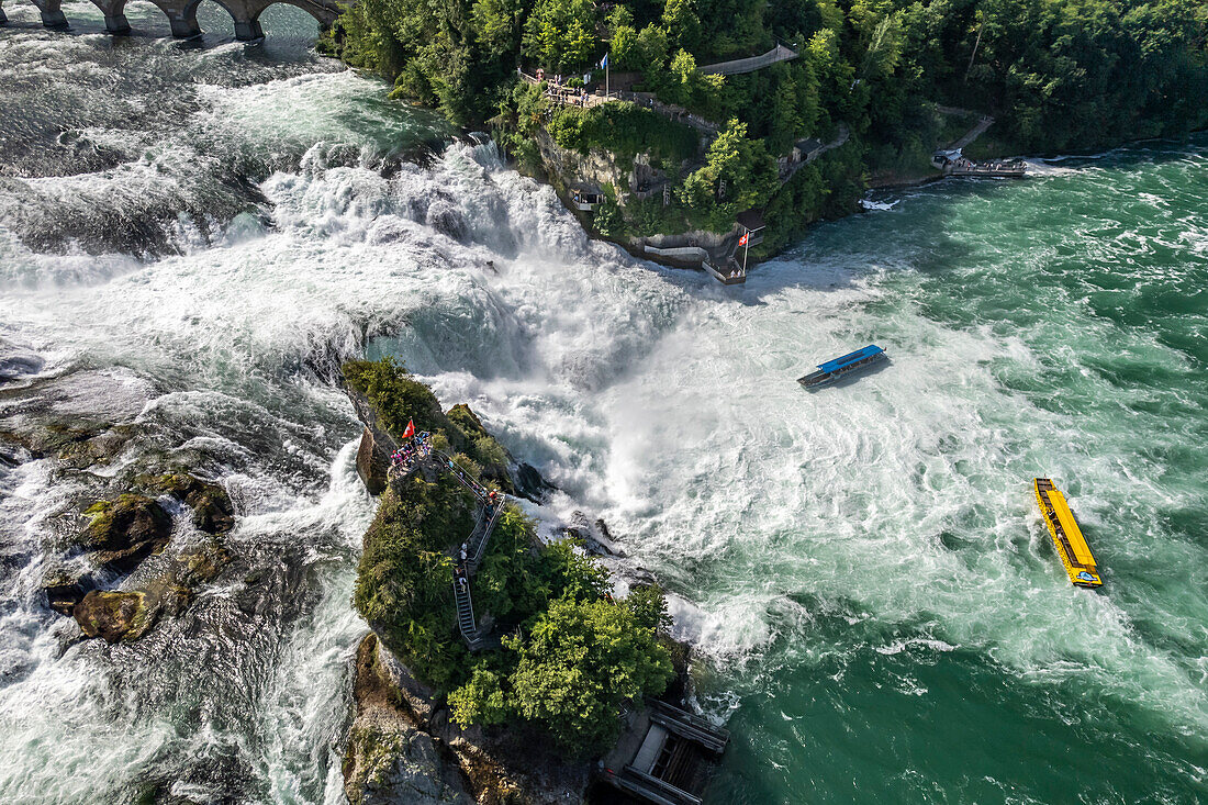 Wasserfall Rheinfall bei Neuhausen am Rheinfall aus der Luft gesehen, Schweiz, Europa