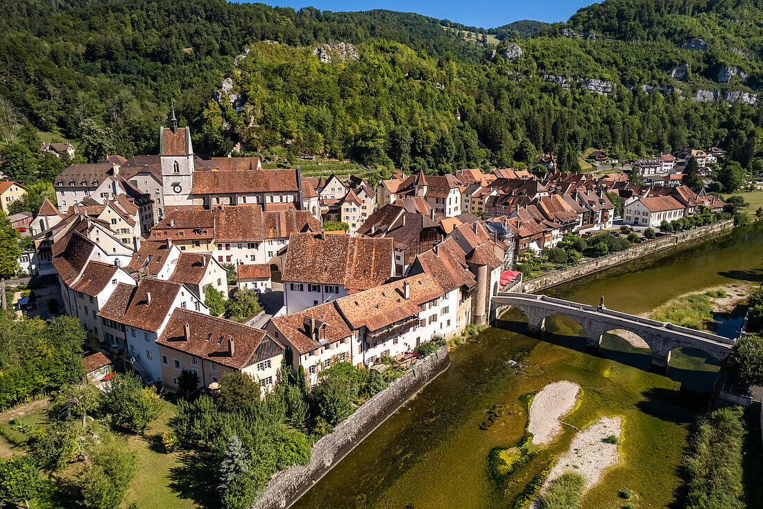 Die historische Altstadt von Saint-Ursanne aus der Luft gesehen, Schweiz, Europa \n