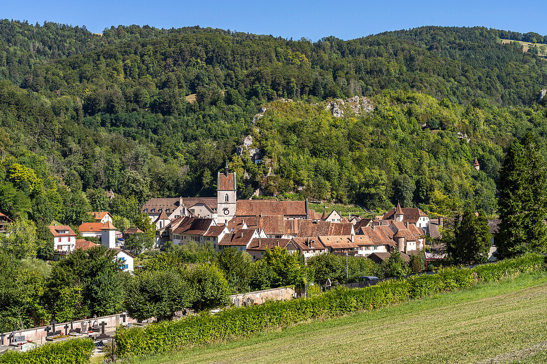 Die historische Altstadt von Saint-Ursanne aus der Luft gesehen, Schweiz, Europa\n