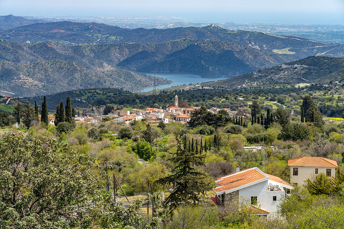 Blick auf die Landschaft bei Kato Lefkara und den Stausee Dipotamos Fragma, Zypern, Europa