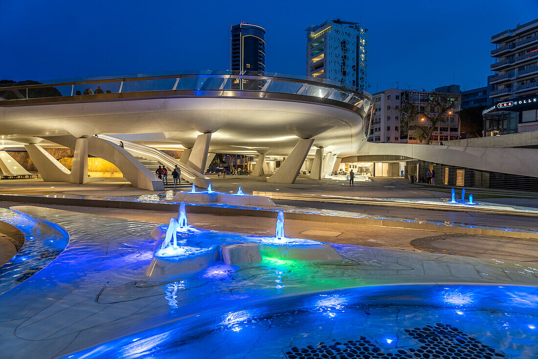 Moderne Architektur und bunt beleuchtete Brunnen des Eleftheria Platz in der Abenddämmerung, Nikosia, Zypern, Europa