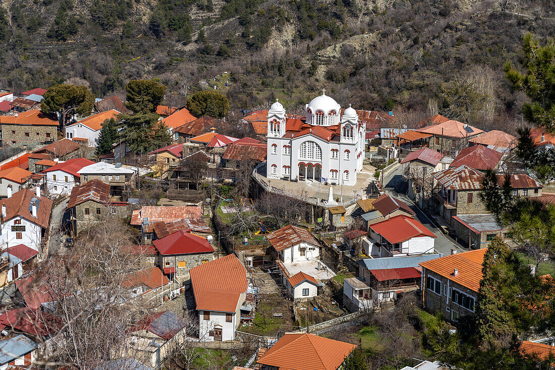 Die Kirche Timios Stavros oder Heilige-Kreuz-Kirche in Pedoulas von oben gesehen, Zypern, Europa  