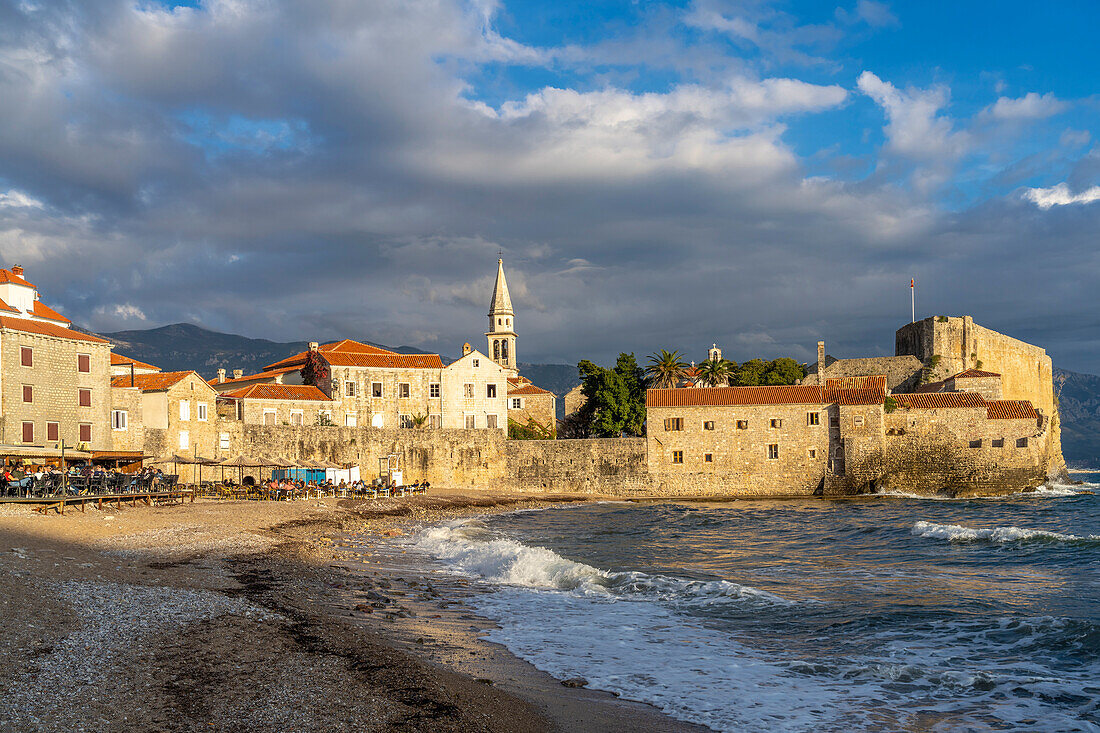Stadtstrand Plaža Ricardova Glava und die Altstadt von Budva, Montenegro, Europa  