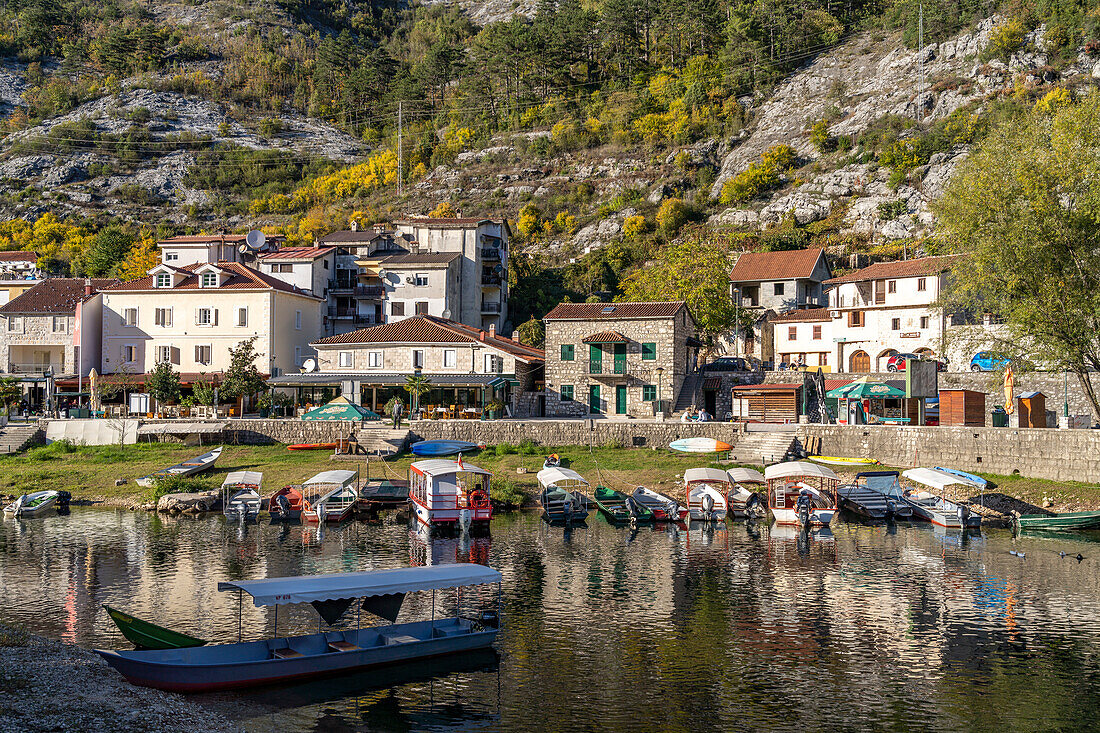 Ausflugsboote am Fluss Crnojevic in Rijeka Crnojevica, Montenegro, Europa 