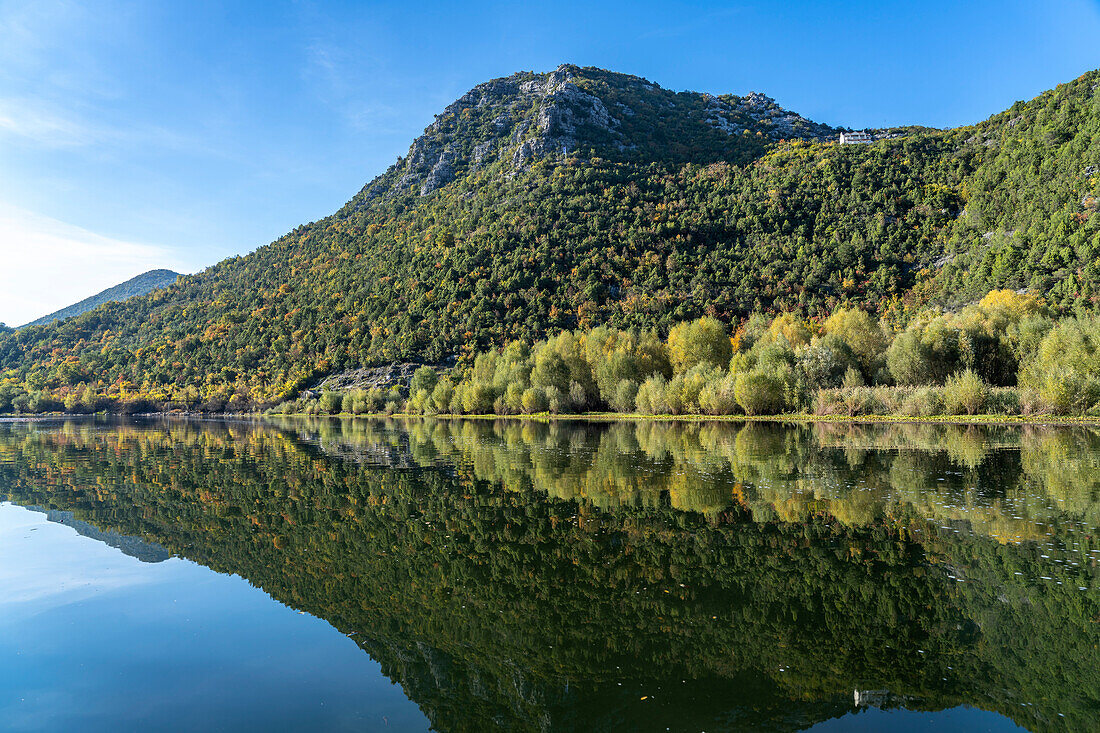 Landschaft am Fluss Crnojevic bei Rijeka Crnojevica, Montenegro, Europa 