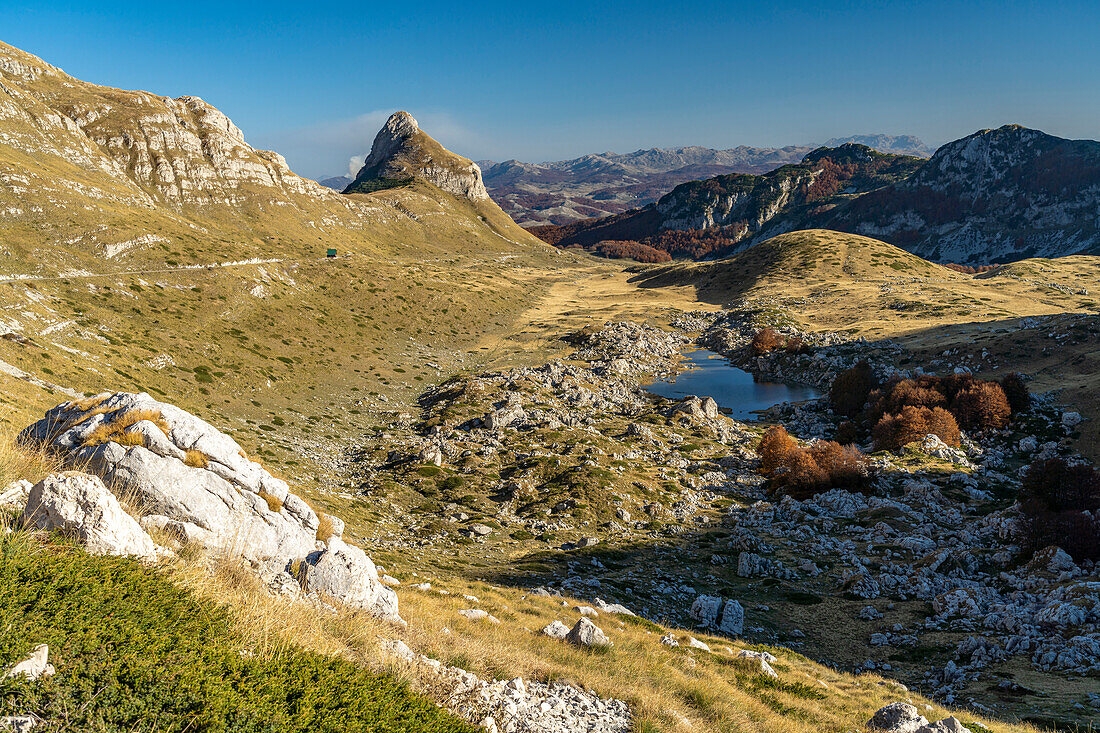 Gebirgslandschaft und Bergsee Valovito Jezero, Durmitor Nationalpark, Žabljak, Montenegro, Europa  