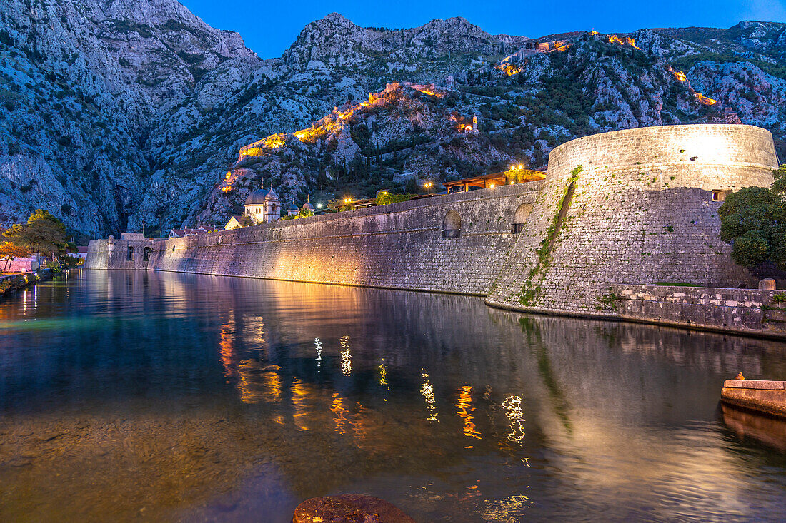 Venezianische Stadtmauer in Kotor in der Abenddämmerung, Montenegro, Europa 