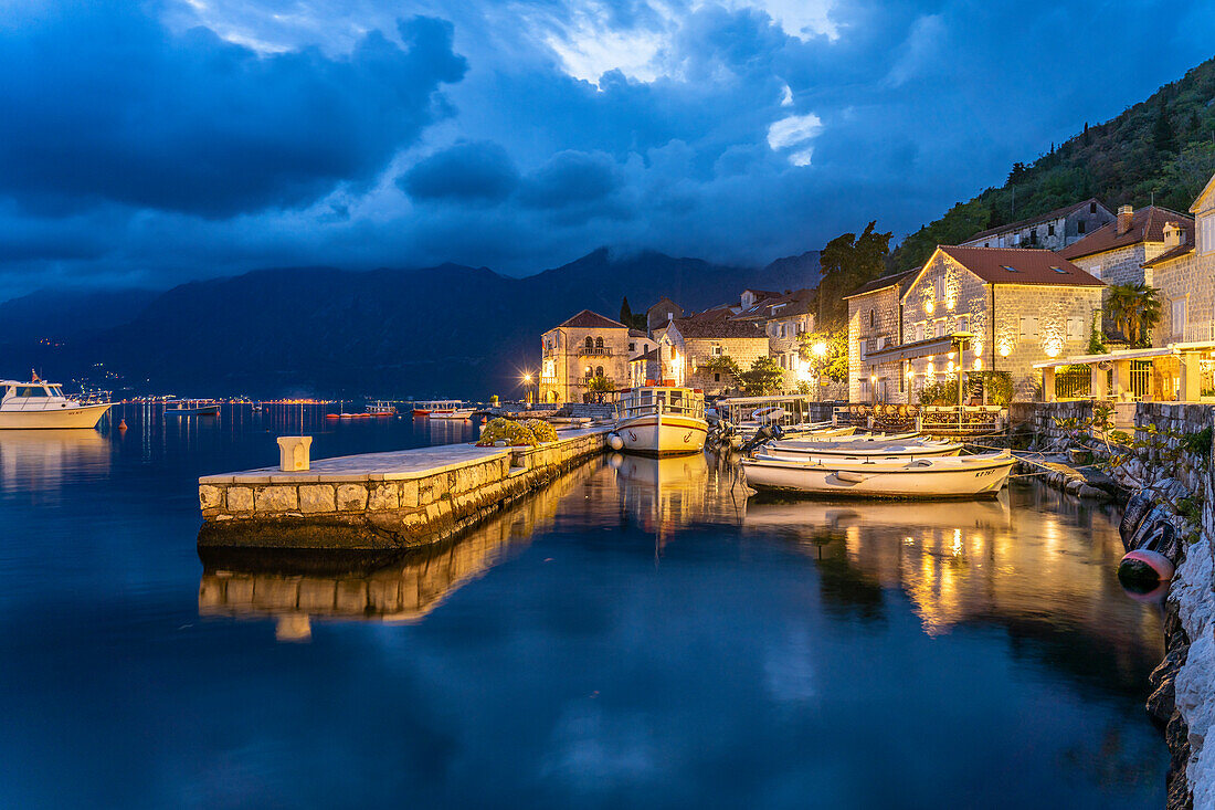 Der kleine Hafen von Perast in der Abenddämmerung, Montenegro, Europa 