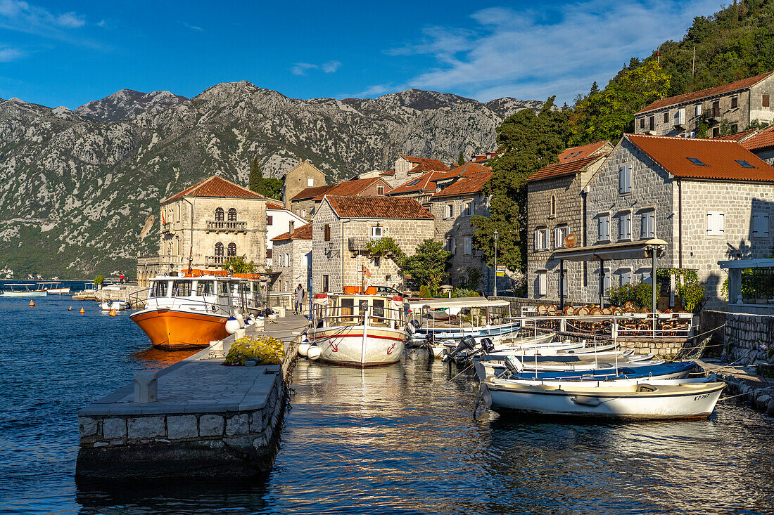 Der kleine Hafen von Perast, Montenegro, Europa  