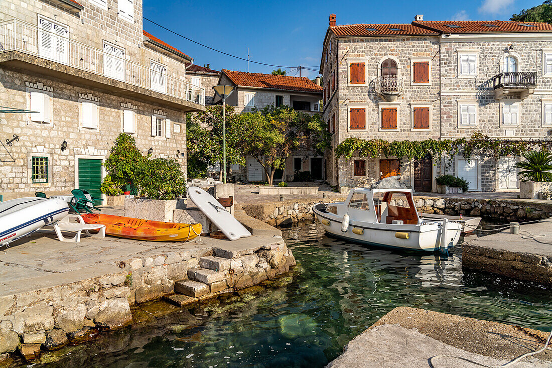 Der kleine Hafen im Fischerdorf Rose, Halbinsel Luštica,  Montenegro, Europa  