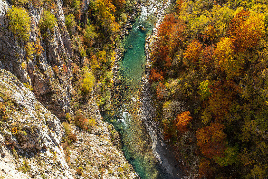 Tara Fluss und Schlucht im Herbst, Pljevlja, Montenegro, Europa 