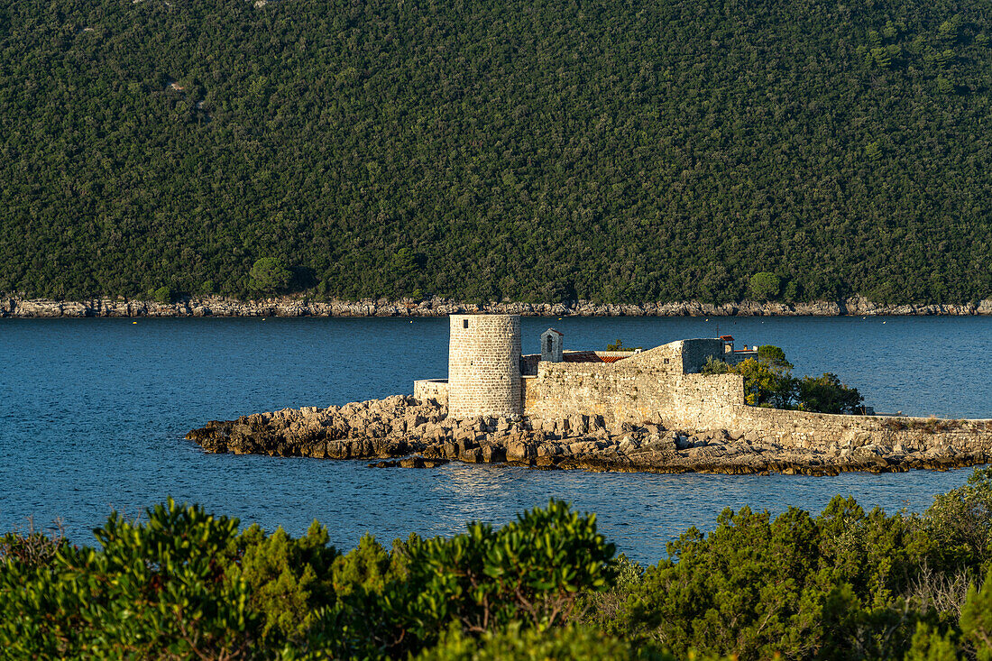 Die Insel Otocic Gospa in der Bucht von Kotor, Montenegro, Europa
