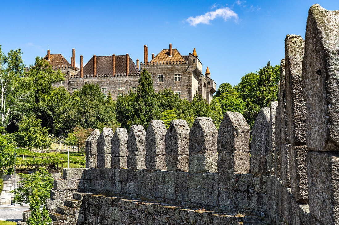 Adarve da Muralha, the city walls and the Paço Ducal Palace, Guimaraes, Portugal, Europe