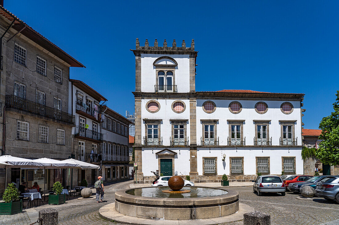 Brunnen auf dem Platz Largo João Franco, Guimaraes, Portugal, Europa