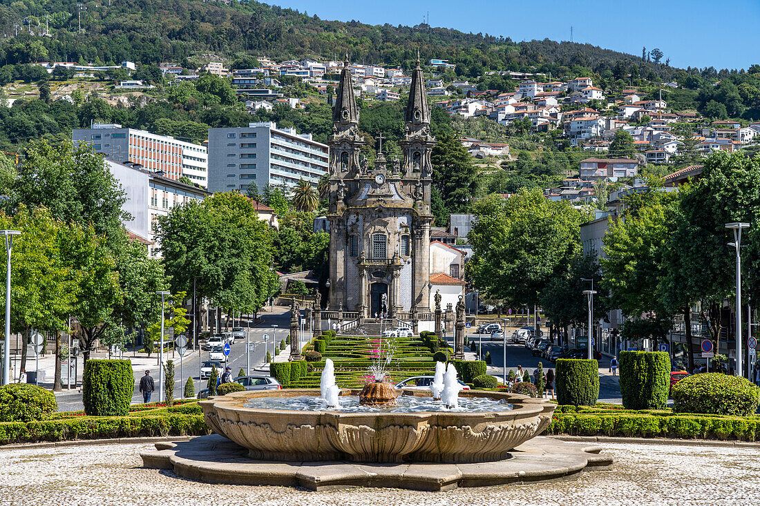 Der Platz Largo do Brasil und die barocke Kirche Igreja dos Santos Passos, Guimaraes, Portugal, Europa