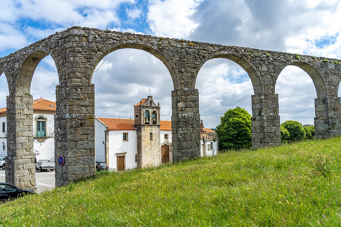 Aquädukt und Kapelle Igreja e Convento de Sao Francisco in Vila do Conde, Portugal, Europa  