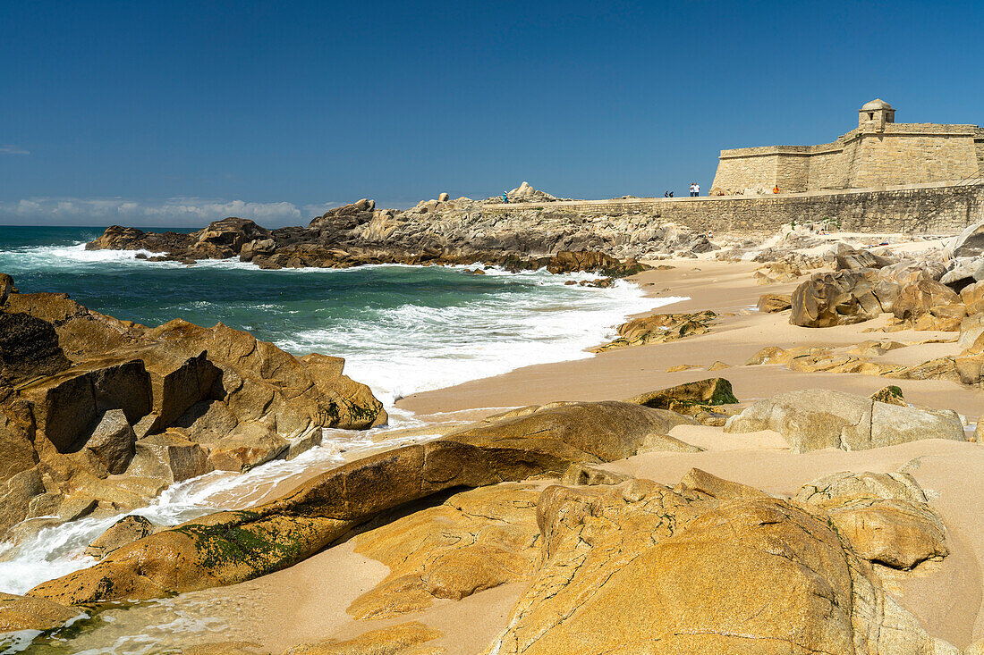 Der Strand Praia da Senhora da Guia und das Fort Forte de Sao Jao Baptista, Vila do Conde, Portugal, Europa  