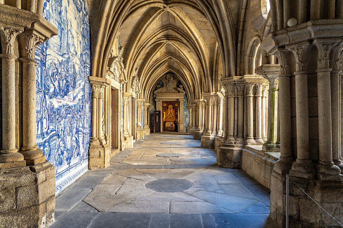 Cloister of the Sé do Porto Cathedral, Porto, Portugal, Europe