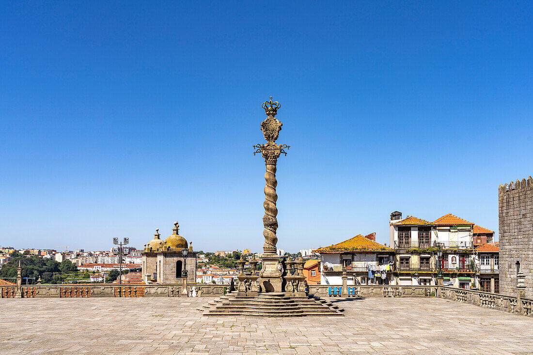 Steinmonument Pelourinho auf dem Platz vor der Kathedrale Terreiro da Se, Porto, Portugal, Europa