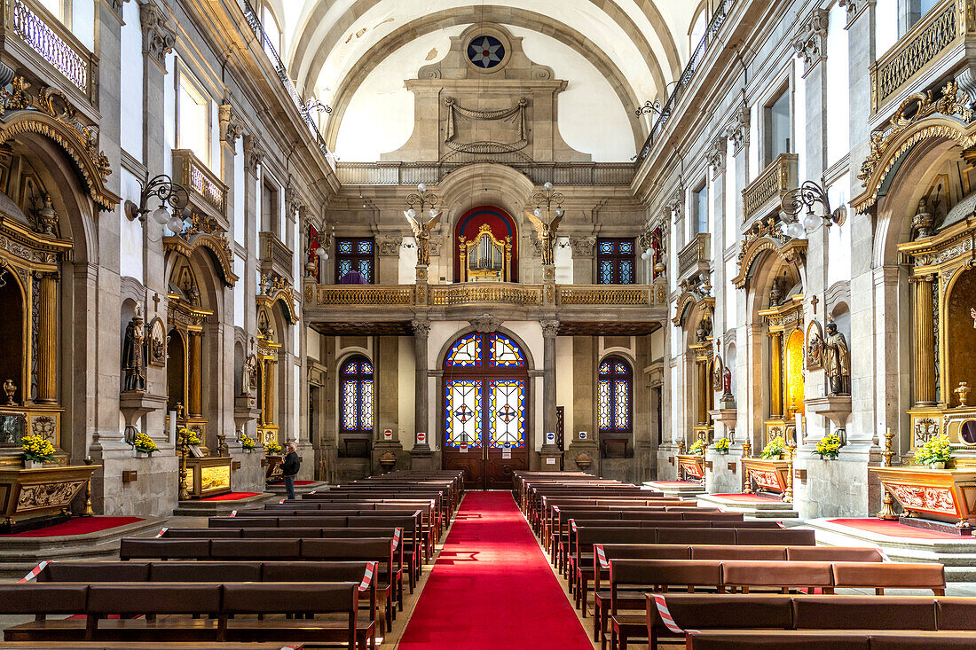 Innenraum und Kirchenorgel der Kirche Igreja da Trindade, Porto, Portugal, Europa 