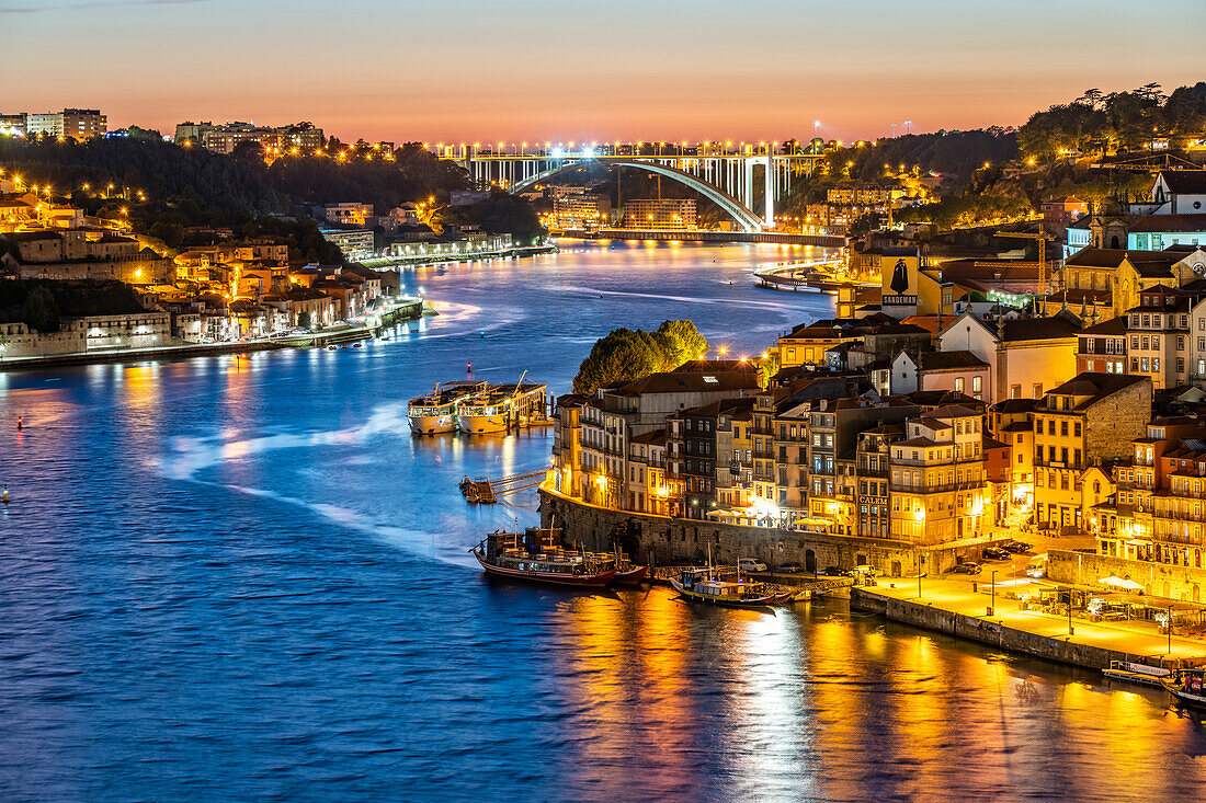 Blick über den Fluss Douro auf die Altstadt von Porto und Vila Nova de Gaia in der Abenddämmerung, Portugal, Europa  