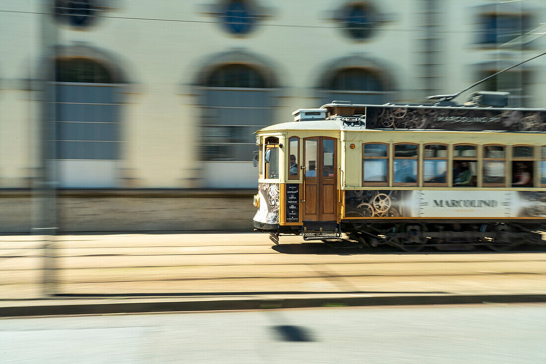 historische Straßenbahn Eléctrico in Bewegung, Porto, Portugal, Europa   