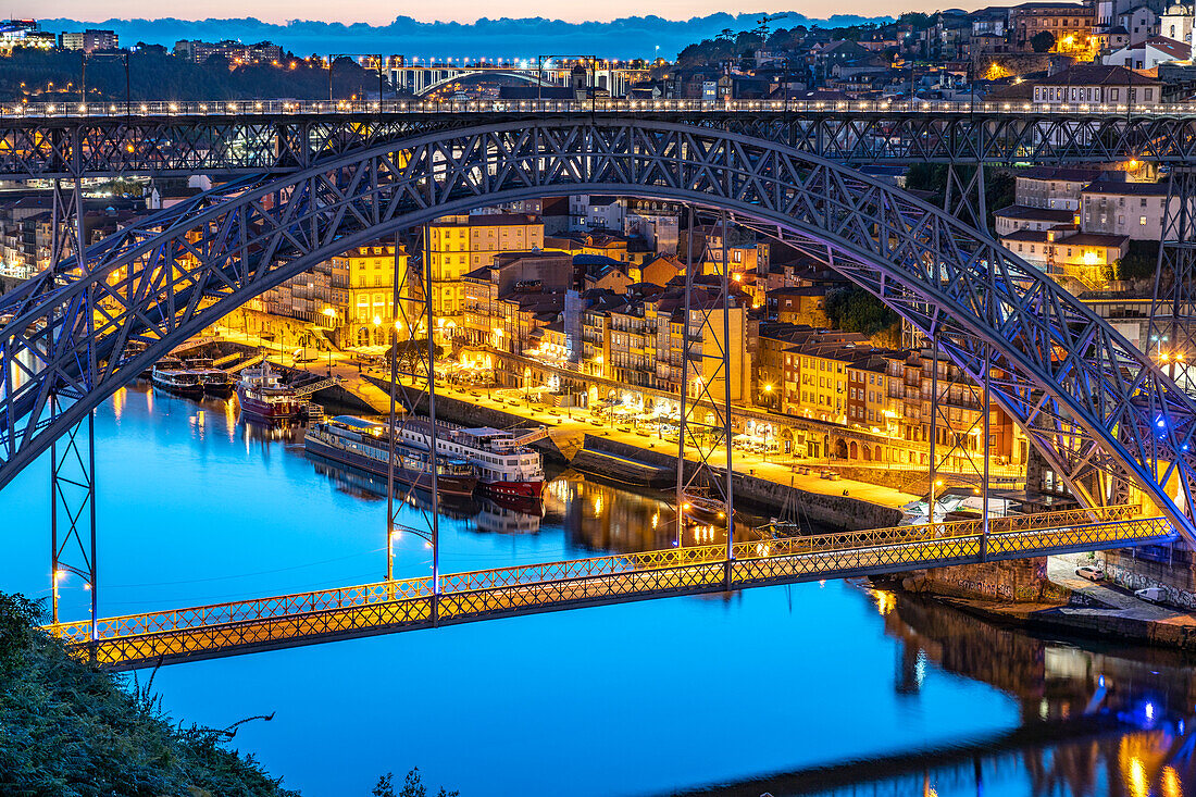 Brücke Ponte Dom Luís I über den Fluss Douro und die Altstadt von Porto in der Abenddämmerung, Portugal, Europa   