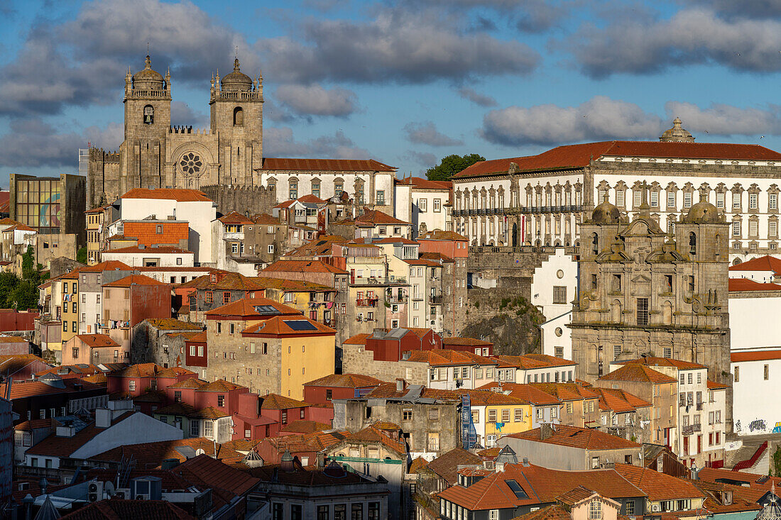 Blick vom Miradouro da Vitória auf die Altstadt mit der Kathedrale Sé, dem Bischofspalast Paço Episcopal und der Kirche Igreja Sao Lourenco - Convento dos Grilos, Porto, Portugal, Europa  