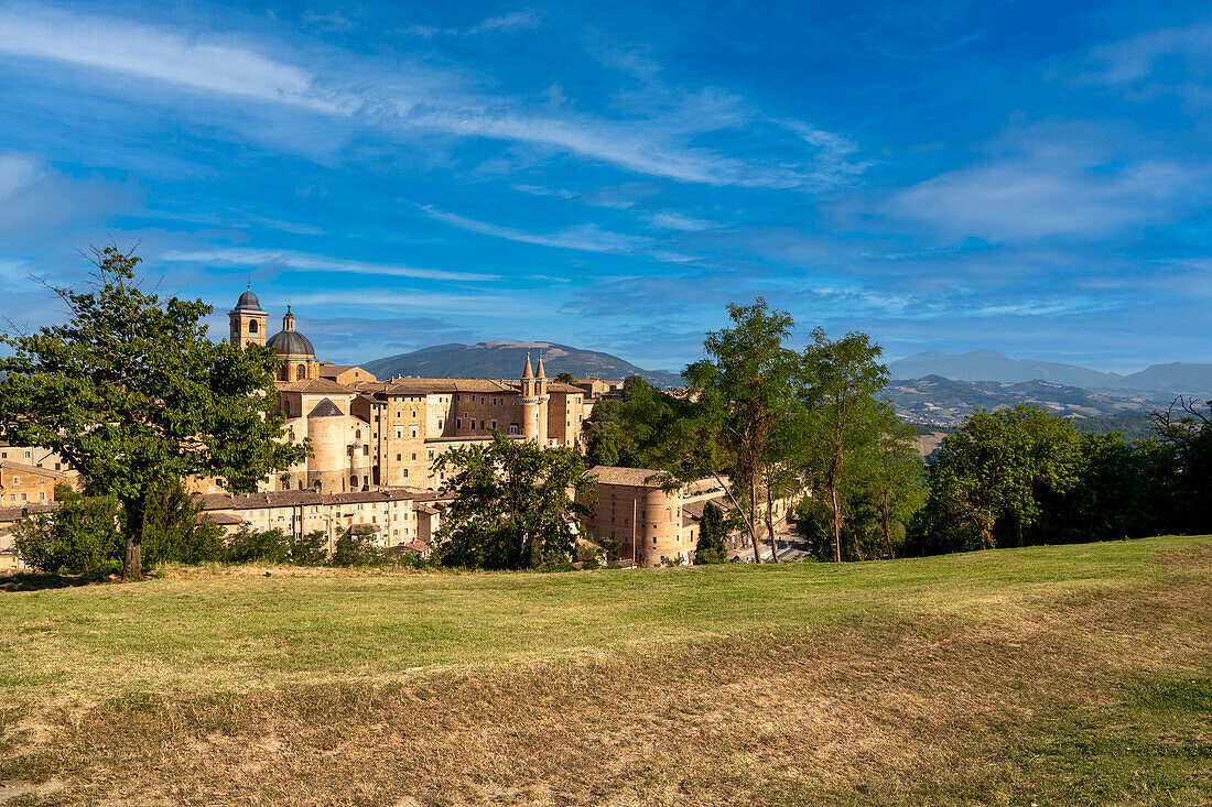 Blick auf das historische Zentrum von Urbino. Urbino, Marken, Italien