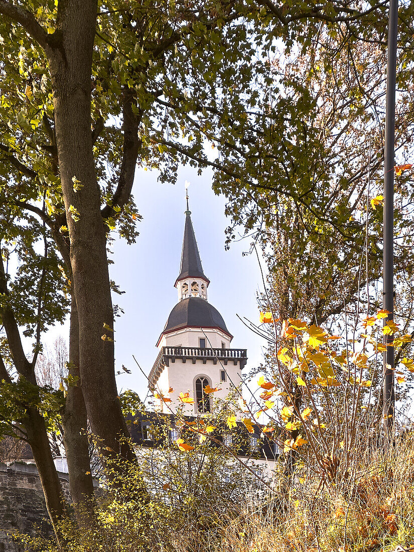 Blick auf die Turmspitze der Klosterkirche der Abtei Michaelsberg, Siegburg, NRW, Deutschland