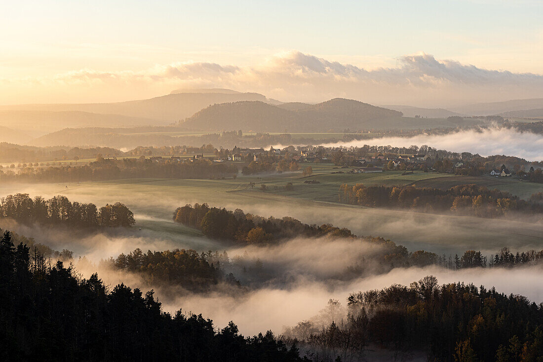 Blick über das nebelige Elbtal, Elbsandstein, Sächsische Schweiz, Elbe, Dresden, Sachsen