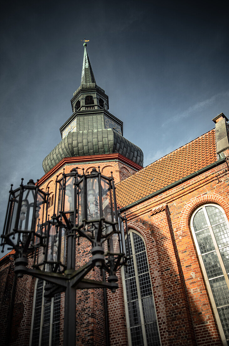 Blick auf die Kirche St. Cosmae et Damiani in Stade, Niedersachsen, Deutschland