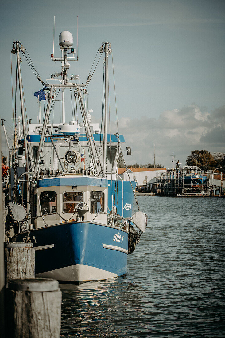Fischkutter im Hafen von Büsum, Schleswig-Holstein, Deutschland
