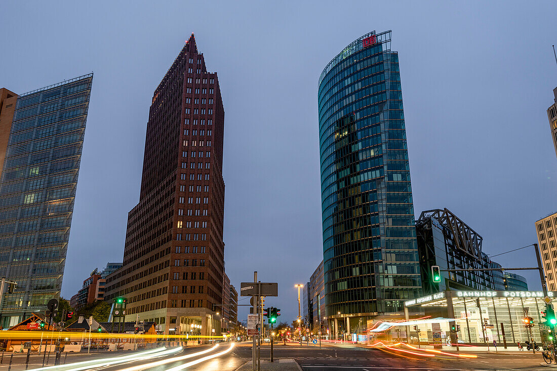 Hochhäuser am Potsdamer Platz, rechts Bahn-Tower, Berlin, Deutschland