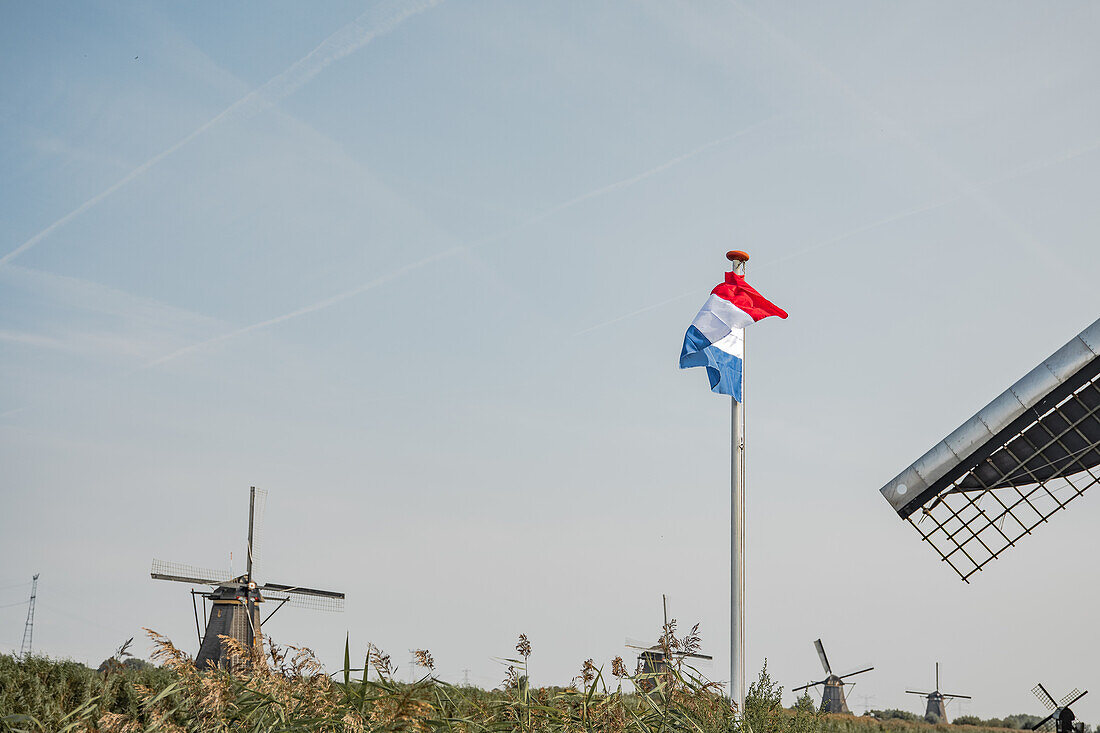 Die Niederlande-Fahne mit Windmühlen im Hintergrund, Niederlande