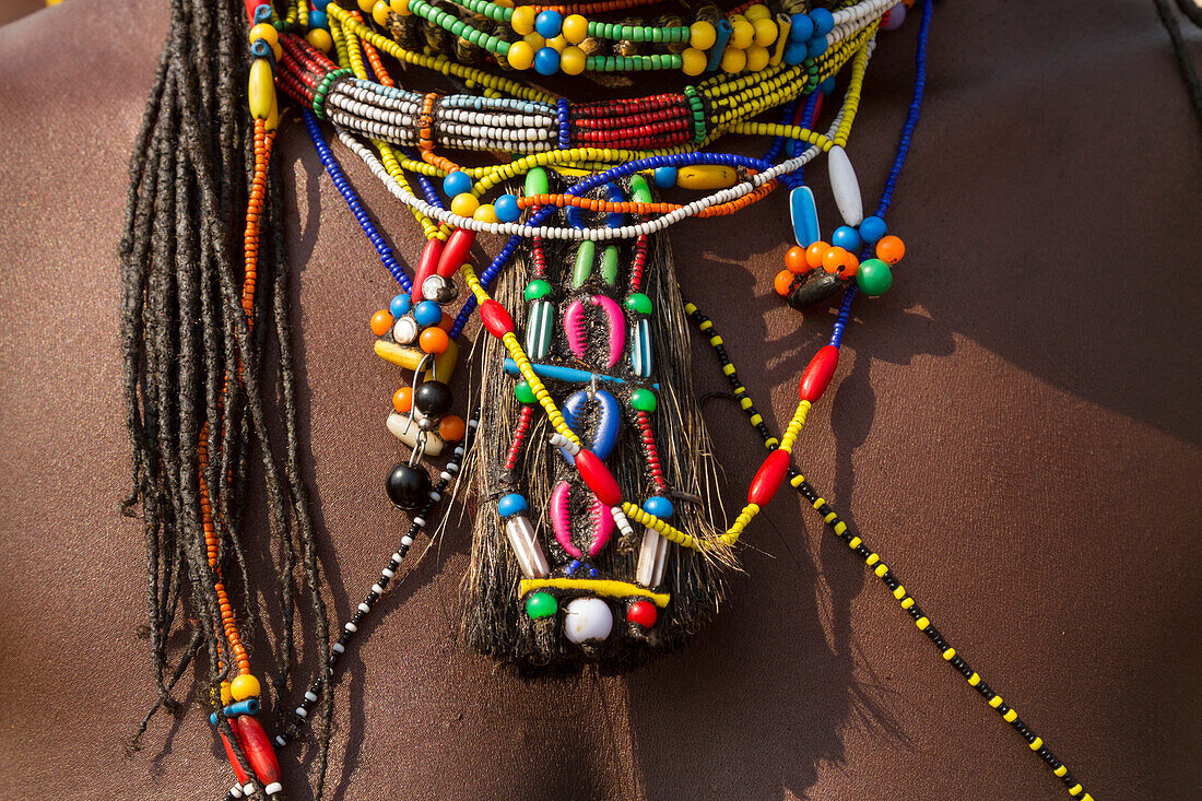 Afrika, Namibia. Zemba Stammesschmuck auf der Brust einer Frau. Zemba leben oft neben oder mit Himba-Stämmen.