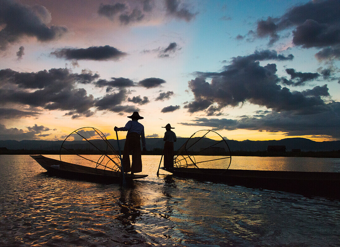 Intha Fischer Ruderboot mit Bein bei Sonnenuntergang am Inle Lake, Shan State, Myanmar